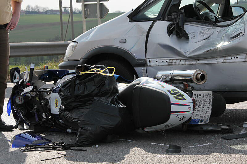 Ein 67-jähriger Rentner nimmt einem Motorradfahrer die Vorfahrt. Der wird schwer verletzt.