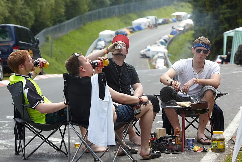 Oder das Bier fließt am Straßenrand in die Bäuche der Herren.