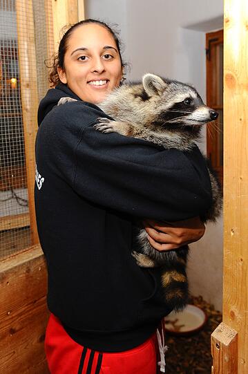 Süßes Paar: Roxane Depardieu und der Waschbär