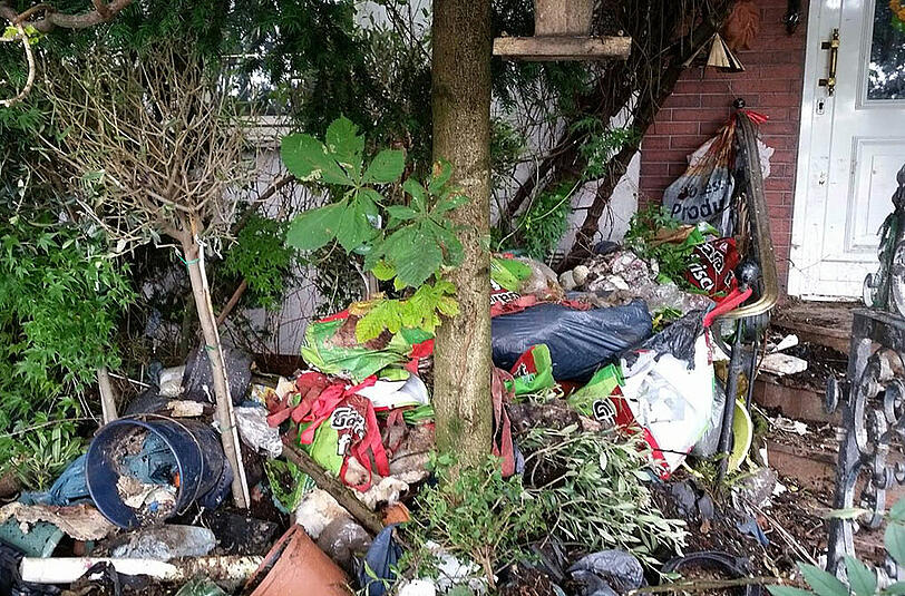 Müll, Exkremente, Tier-Kadaver: Die Bilder aus dem Horror-Haus sind kaum zu ertragen.