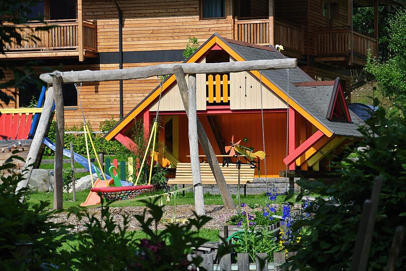 Zeit mit der ganzen Familie verbringen und Spaß haben. Jede Saison wird ein neues, tolles und abwechslungsreiches Erlebnisprogramm zusammengestellt. So haben die Kids die Möglichkeit, sich am großen Abenteuerspielplatz, im Naschgarten und der Sandkiste auszutoben oder sich im Pool zu vergnügen.