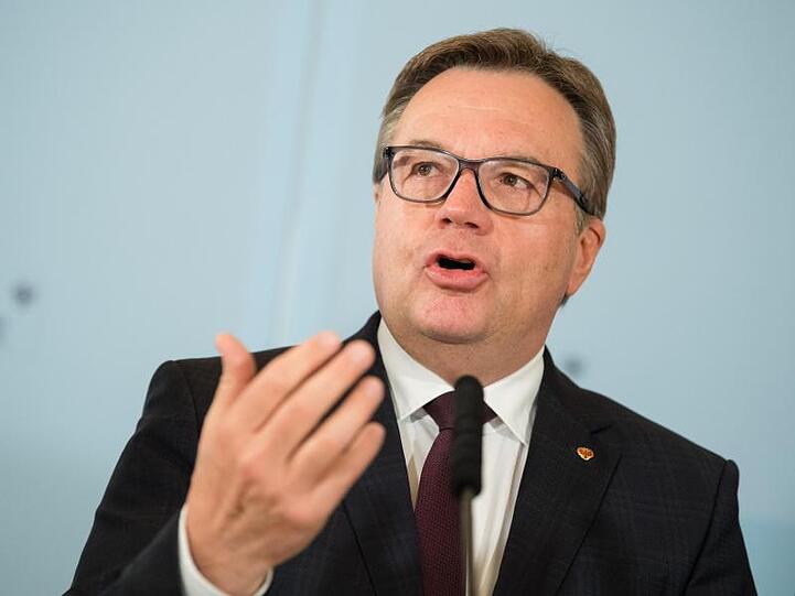 Günther Platter (Österreichische Volkspartei), Landeshauptmann von Tirol, spricht auf einer Pressekonferenz. Foto: Matthias Balk/dpa/Archivbild