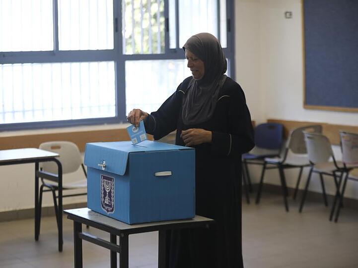 Eine muslimische Wählerin steckt in Jerusalem ihren Wahlschein in eine Wahlurne. Etwa 20 Prozent der Bevölkerung sind Araber.