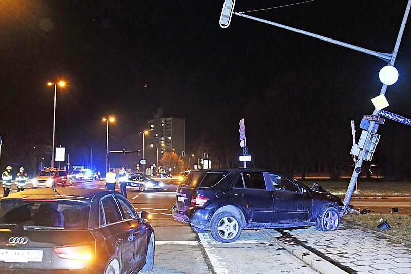 Bei dem Zusammenstoß wurde der Pkw so stark beschädigt, dass unzählige Fahrzeugteile über den Kreuzungsbereich verteilt waren.