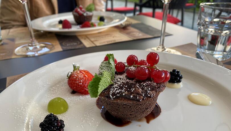 Warmer Schoko-Mandelkuchen (9,90 Euro) mit Beeren und Wein-Creme. Warmer Schoko-Mandelkuchen (9,90 Euro) mit Beeren und Wein-Creme.