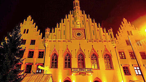 Orange wird das Rathaus in Landshut auch an diesem Donnerstag beleuchtet - als Zeichen gegen Gewalt.