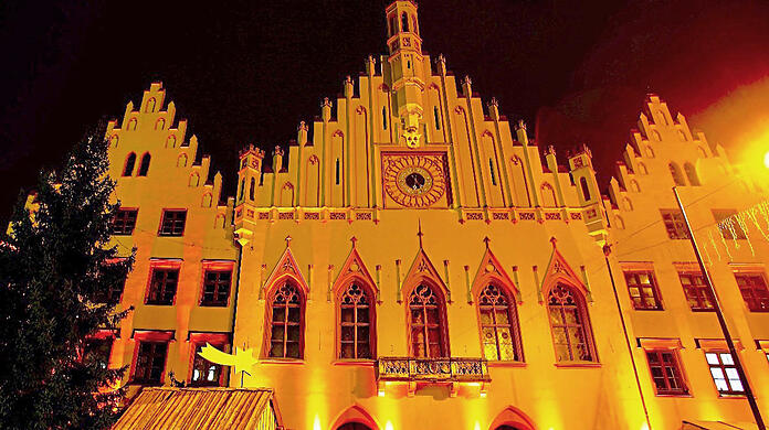 Orange wird das Rathaus in Landshut auch an diesem Donnerstag beleuchtet - als Zeichen gegen Gewalt.