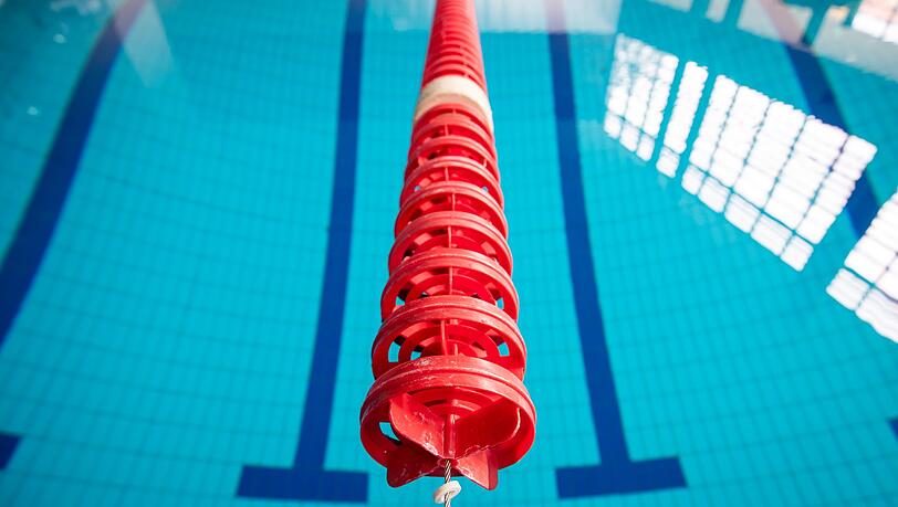 Das Schwimmbad musste kurzzeitig geräumt werden. (Symbolbild)
