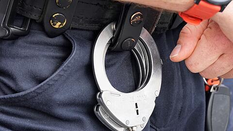 Ein Polizist belästigt und verletzt stark alkoholisiert mehrere Personen auf einer Party. (Symbolbild)