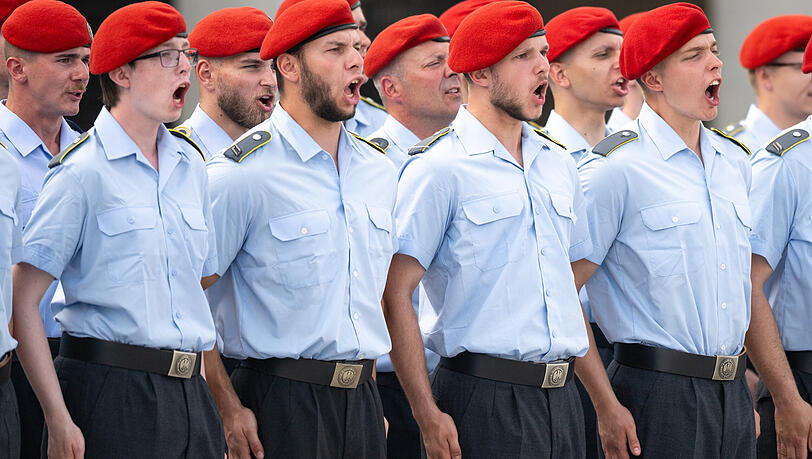 Hier rufen Rekruten ihren Schlachtruf am Ende des feierlichen Gelöbnisses von Soldatinnen und Soldaten der Bundeswehr.