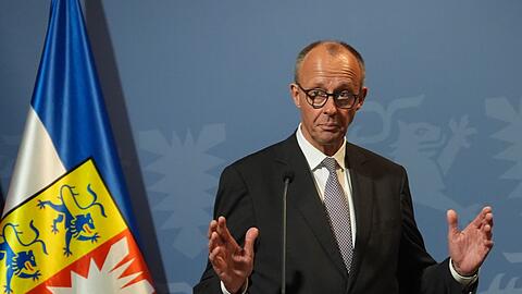 Kanzler Friedrich Merz äußerte sich am Montagabend in Husum auch zu der Diskussion über die Äußerungen von Außenminister Johann Wadephul (beide CDU) im Zusammenhang mit der Rückkehr von Syrern in ihr Heimatland.