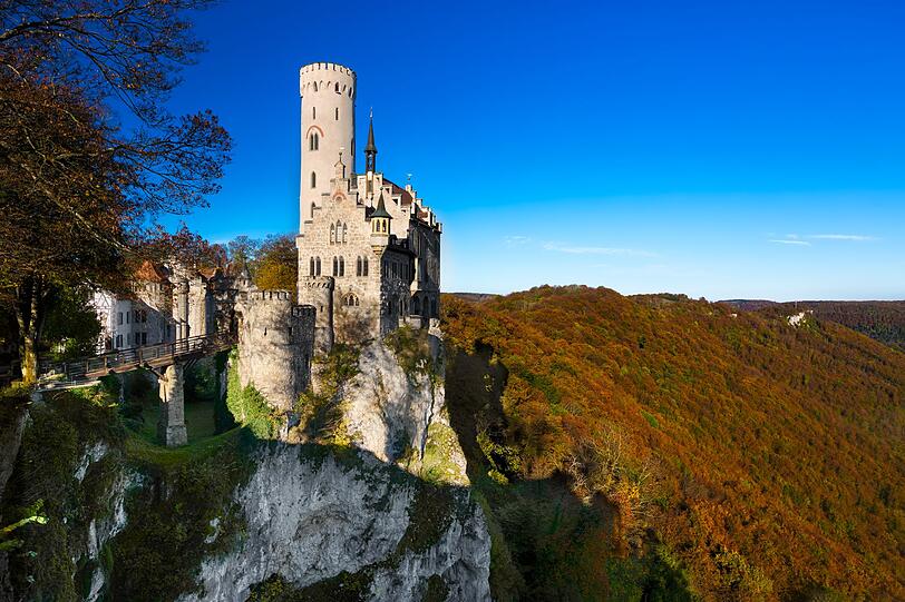 Ebenfalls in der Schwäbischen Alb liegt das sogenannte "Märchenschloss Württembergs". 2009 nutzte man das historische Schloss Lichtenstein deshalb auch als Kulisse für den ARD-Märchenfilm "Dornröschen". Das Schloss von 1840 ist eine würdige Hommage an das Mittelalter als Zeitalter der Ritterburgen und ist nur über eine schmale Brücke in der Felslandschaft zu erreichen. Ebenfalls in der Schwäbischen Alb liegt das sogenannte "Märchenschloss Württembergs". 2009 nutzte man das historische Schloss Lichtenstein deshalb auch als Kulisse für den ARD-Märchenfilm "Dornröschen". Das Schloss von 1840 ist eine würdige Hommage an das Mittelalter als Zeitalter der Ritterburgen und ist nur über eine schmale Brücke in der Felslandschaft zu erreichen.