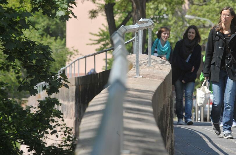 Die Mauer an der Außenseite des Stadtgrabens ist zu niedrig. Das neue Stahlgeländer sorgt nun für den nötigen Absturzschutz.