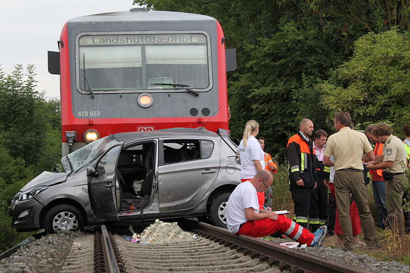 Bei einem schweren Unfall mit einem Regionalzug ist am Mittwochmorgen eine junge Autofahrerin ums Leben gekommen.