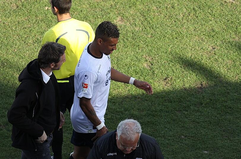 Der Moment der Auswechslung: Rubin Okotie fasst sich an den rechten Oberschenkel.