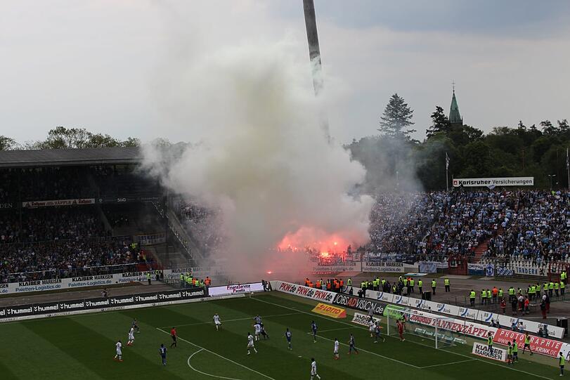 Die Bilder von der Pyro-Show der Löwen-Fans in Karlsruhe