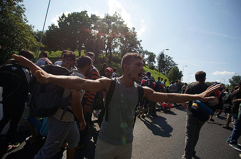 170 Kilometer Fußmarsch haben die Flüchtlinge von Budapest bis zur österreichischen Staatsgrente vor sich. Die bewegenden Bilder.