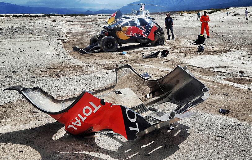 Sebastian Loeb kann seine Titelträume bei der Rally Dakar wohl begraben. Nach einem mehrfachen Überschlag verlor er über eine Stunde an Zeit mit der Reparatur seines Peugot.