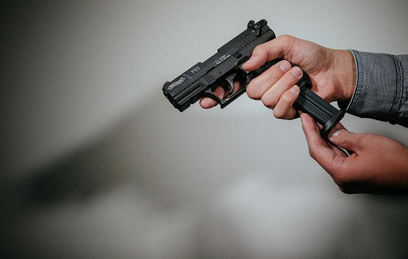 Eine Schreckschusspistole ist kaum von einer echten Waffe zu unterscheiden. (Archivbild)