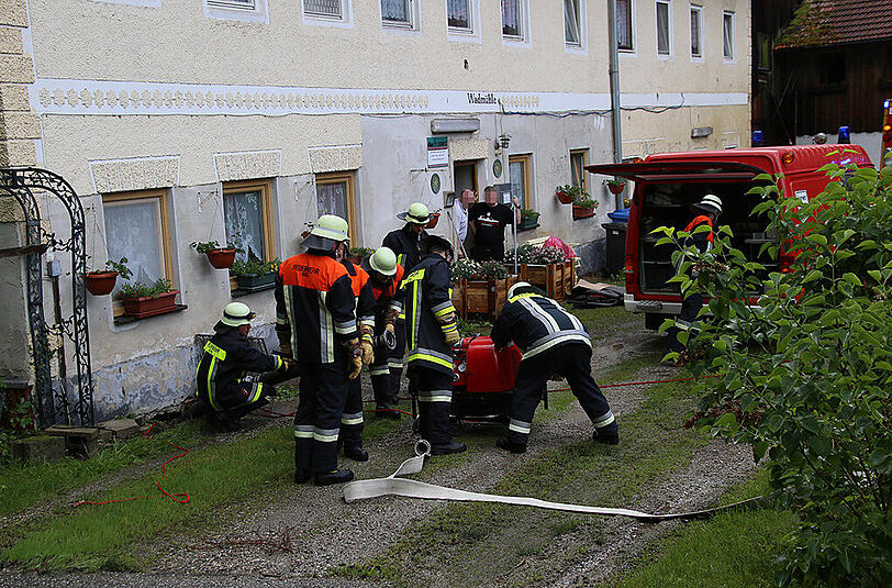 Keller auspumpen und dem Hochwasser Herr werden &ndash; am Sonntagnachmittag war die Feuerwehr in Kirchdorf bei Haag im Einsatz. Die Bilder.