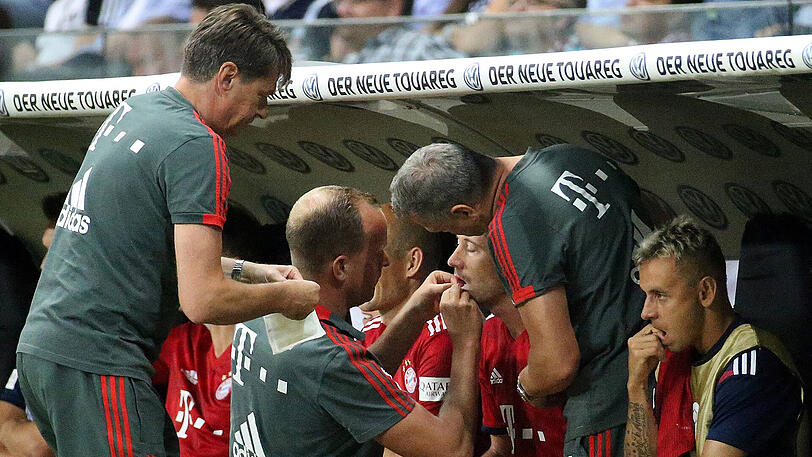 Lewandowski muss schließlich behandelt werden, nachdem er von Abraham den Ellenbogen abbekommen hat. Der Frankfurter sieht für die grobe Aktion nur die Gelbe Karte.