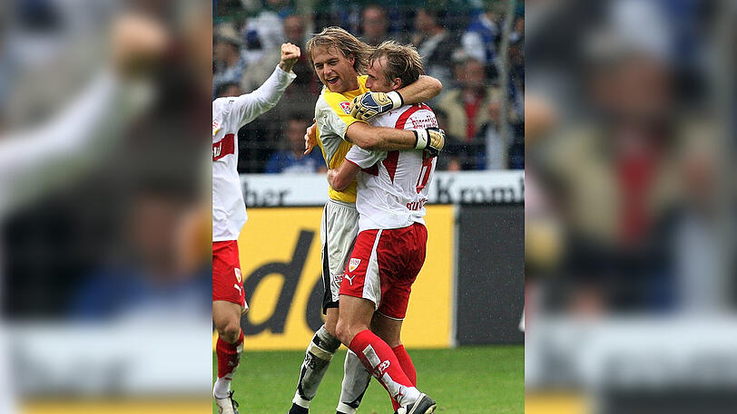 Der Jubel ist groß bei Bierofka und VfB-Torwart Timo Hildebrandt (li.) nachdem Stuttgart Armenia Bielefeld am 20.August 2006 3:2 besiegt. In diesem Spiel gelingt dem Oberbayern seine einzige Torbeteiligung bei den Schwaben, als er Cacau den Treffer zum zwischenzeitlichen 2:1 auflegt.