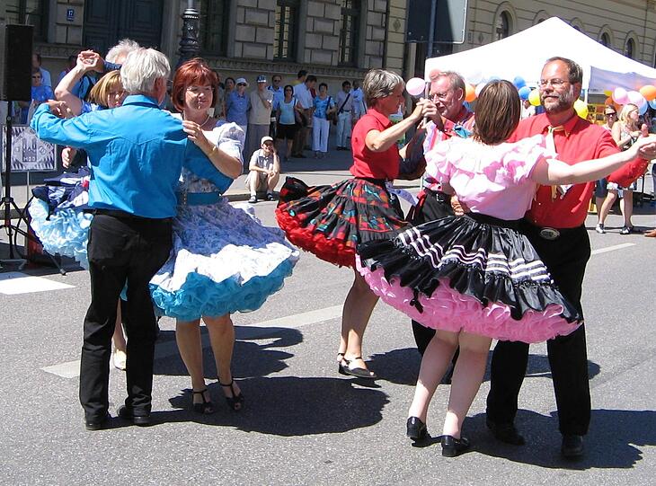 Beim Square Dance müssen die Tänzer nicht nur auf den Partner, sondern auch auf die anderen Paare achten.