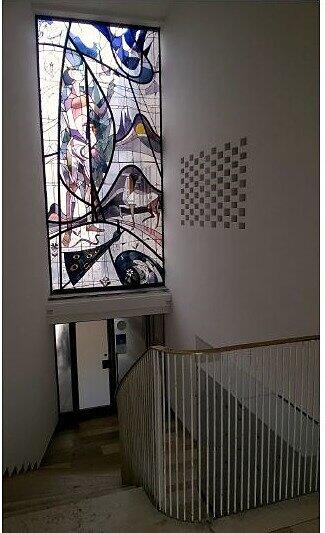 Soll jetzt doch bleiben: Ein 50er-Jahrte Mosaik in der Bibliothek.