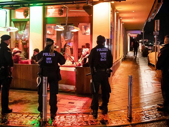 Polizisten sichern während einer Razzia von Zoll und Polizei eine Shisha-Bar.