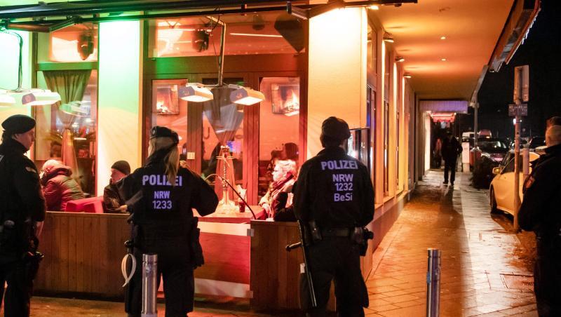 Polizisten sichern während einer Razzia von Zoll und Polizei eine Shisha-Bar. Polizisten sichern während einer Razzia von Zoll und Polizei eine Shisha-Bar.