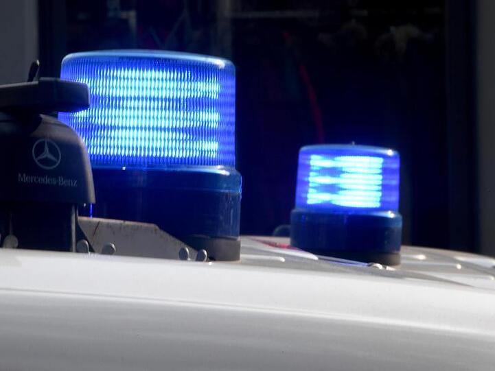 Blaulichter auf den Dächern von Polizeifahrzeugen. Foto: Carsten Rehder/Archiv