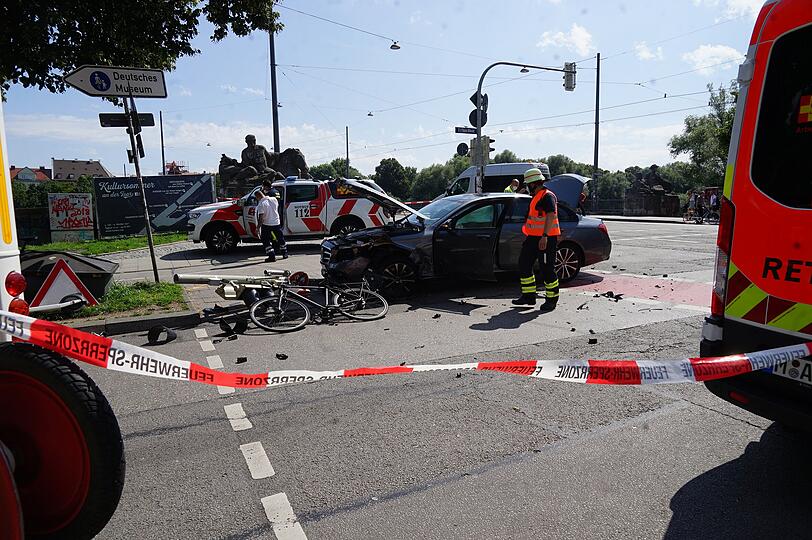 Der Radler wurde schwer verletzt.