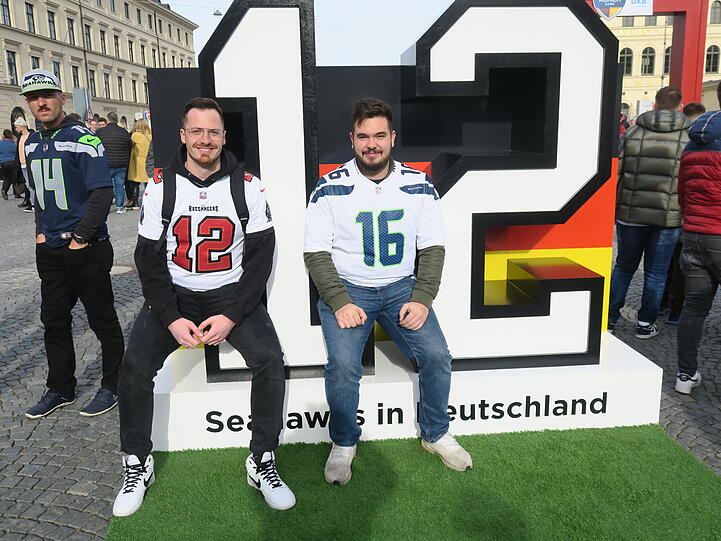 Zwei Freunde, zwei Lieblingsmannschaften – kein Problem! Bucs-Fan Marcel (l.) und Seahawks-Fan Kevin auf einem der Fotomotive.