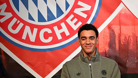 Jamal Musiala wird von jungen Fans befragt.