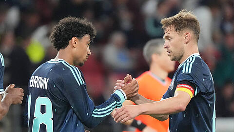 Bald wohl auch beim FC Bayern Teamkollegen: Nathaniel Brown und Joshua Kimmich. Bald wohl auch beim FC Bayern Teamkollegen: Nathaniel Brown und Joshua Kimmich.