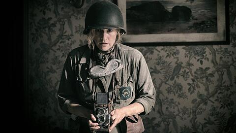 "Die Fotografin": Lee Miller (Kate Winslet) h&auml;lt die Schrecken des Krieges mit ihrer Kamera aus n&auml;chster N&auml;he fest.