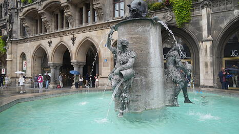 Wahrzeichen am Rathaus: Der Fischbrunnen ist technisch umger&uuml;stet worden und spart jetzt Trinkwasser.