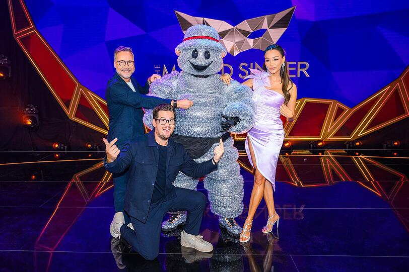 Chris Tall (vorne) und Verona Pooth freuen sich, eine weitere Staffel von "The Masked Singer" als Rateteam zu begleiten. Matthias Opdenh&ouml;vel &uuml;bernimmt, wie gewohnt, die Moderation.