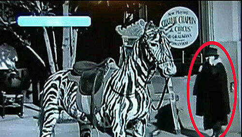 Handy, Hörgerät? Diese Figur aus dem Chaplin-Film "Der Zirkus" sorgte für Wirbel Handy, Hörgerät? Diese Figur aus dem Chaplin-Film "Der Zirkus" sorgte für Wirbel