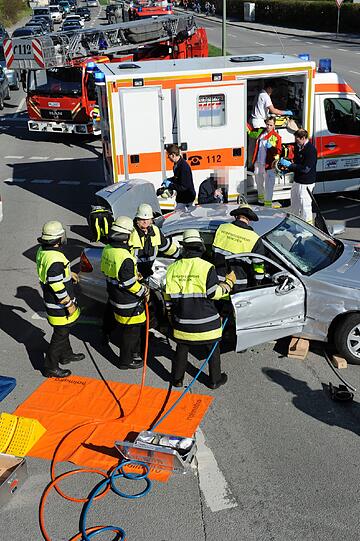Unfall am Föhringer Ring: Die Bilder der Feuerwehr.