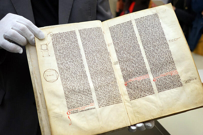 Das älteste Dokument im Archiv des Deutschen Museums: eine Pergament-Handschrift von Albertus Magnus.