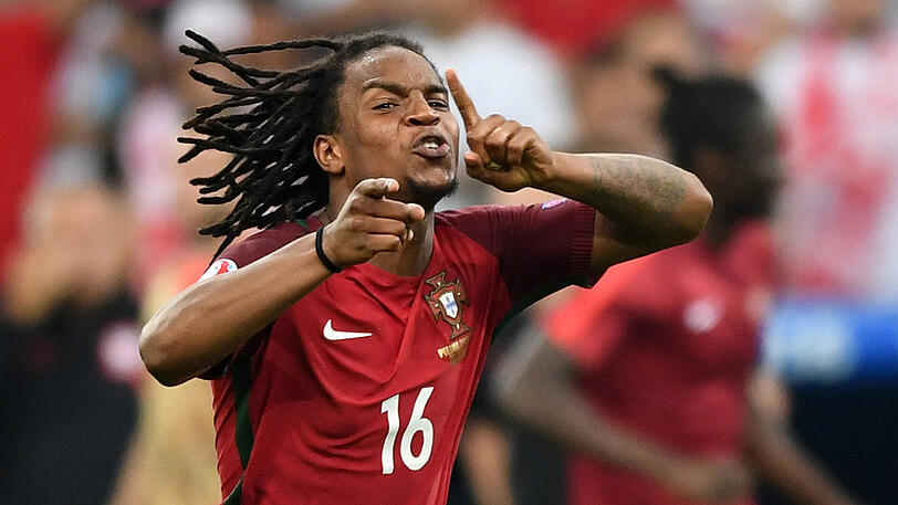 2. RENATO SANCHES (19/Portugal/FC Bayern): Europameister, Golden Boy Award, bester Jungspieler seines Landes - hinter Renato Sanches liegt ein verrücktes Jahr 2016, in dem die Bayern 35 Millionen Euro für ihn an Benfica Lissabon überwiesen. Doch in der Bundesliga spielte der Mann mit dem wilden Haar nur ein einziges Mal über 90 Minuten, seine Zukunft ist ungewiss. "Ich möchte noch mehr gewinnen", sagt Sanches. In Polen kann er mit dem "kleinen" EM-Titel anfangen - und endlich wieder große Schlagzeilen schreiben.