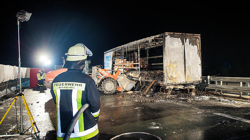 Im Kleinlaster verbrennen zwei Menschen nach dem Auffahrufall auf der A6. Die Bilder der Nacht.