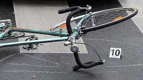 Der Radler stürzte und schlug den Fußgänger daraufhin. (Symbolbild)