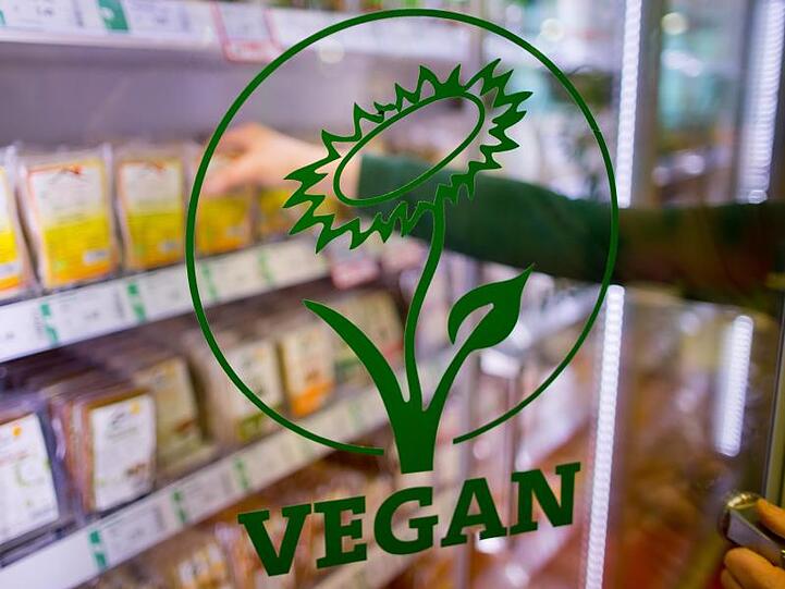 Vegane Produkte in einem Biosupermarkt: