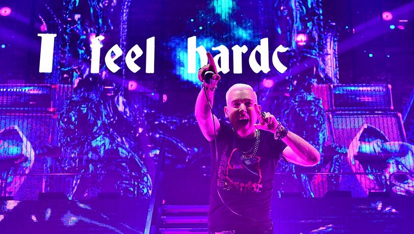 "I feel hardcore": Wer nicht mehr ganz textsicher war, bekam die Zeilen teilweise auf der Bühne angezeigt.