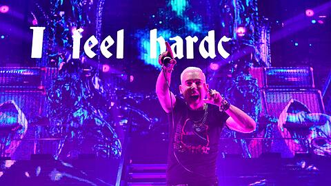 "I feel hardcore": Wer nicht mehr ganz textsicher war, bekam die Zeilen teilweise auf der Bühne angezeigt.