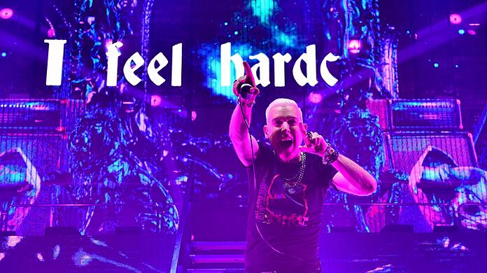 "I feel hardcore": Wer nicht mehr ganz textsicher war, bekam die Zeilen teilweise auf der Bühne angezeigt.