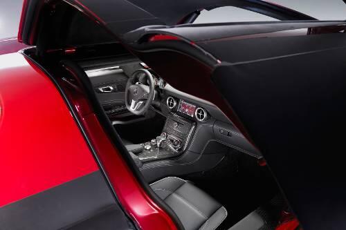 Feine Materialien, tiefe Sitzposition: ein erster Blick in den Innenraum des SLS AMG.