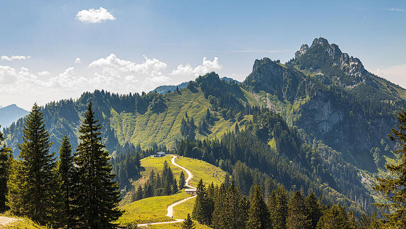 Weitblick von der Hochplatte – wo die Piesenhausener Hochalm die Ruhe der Berge einfängt. Weitblick von der Hochplatte – wo die Piesenhausener Hochalm die Ruhe der Berge einfängt.